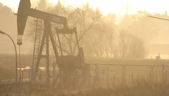 Erdölförderanlage im Sonnenuntergang