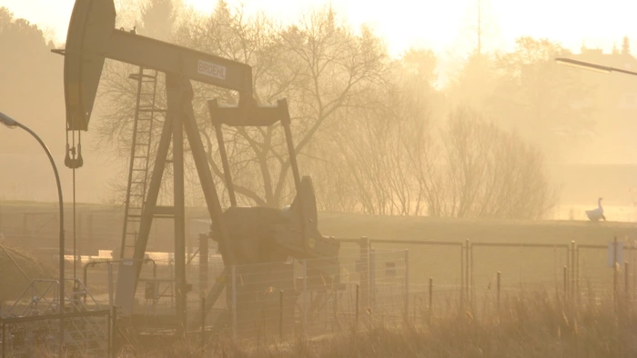 Erdölförderanlage im Sonnenuntergang