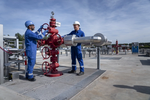 Mitarbeitende von Neptune Energy fördern in Speyer Erdöl